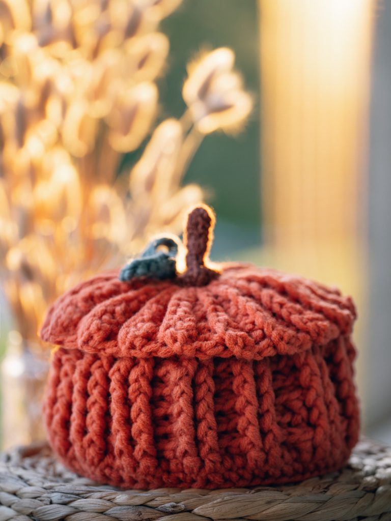 ‚Happy Halloween‘ DIY Kürbis Korb für Süßes häkeln – Kostenlose Anleitung