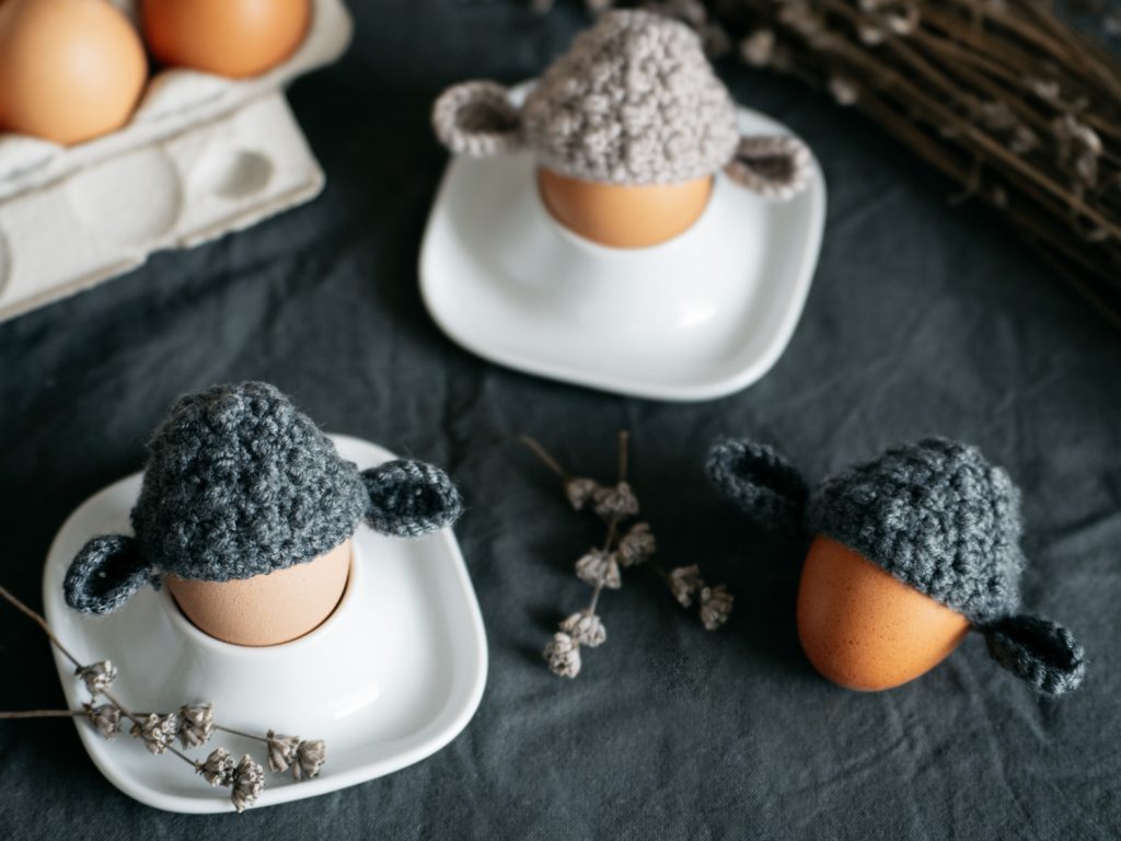 Ostern ist einfach die Zeit fürs neu Dekorieren und tolle DIY’s. Mir kam die Idee, niedliche Lamm-Mützen als Eierwärmer zu häkeln. Die Mützen sind einfach und schnell zu machen. Mit diesem DIY kannst du an Ostern einen außergewöhnlichen Frühstückstisch zaubern! Hier geht’s zur kostenlosen Anleitung. #Ostern #DIY #Lamm #Eierwärmer #häkeln @melaliving