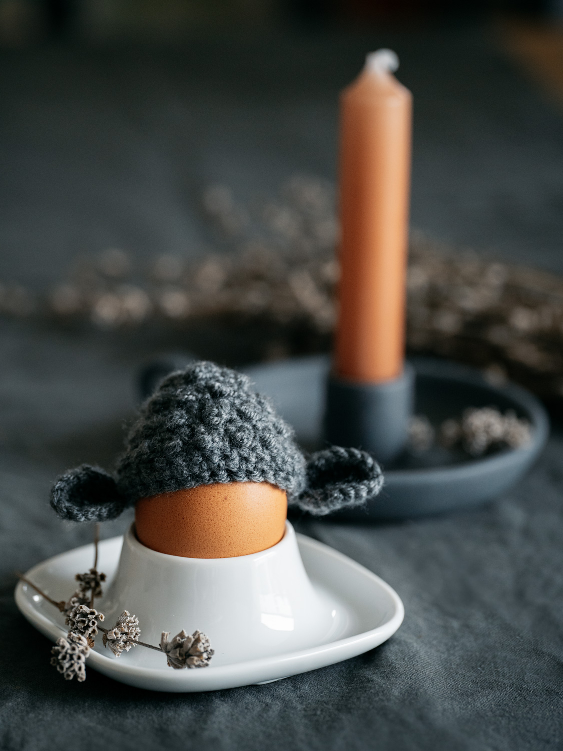 Ostern ist einfach die Zeit fürs neu Dekorieren und tolle DIY’s. Mir kam die Idee, niedliche Lamm-Mützen als Eierwärmer zu häkeln. Die Mützen sind einfach und schnell zu machen. Mit diesem DIY kannst du an Ostern einen außergewöhnlichen Frühstückstisch zaubern! Hier geht’s zur kostenlosen Anleitung. #Ostern #DIY #Lamm #Eierwärmer #häkeln @melaliving
