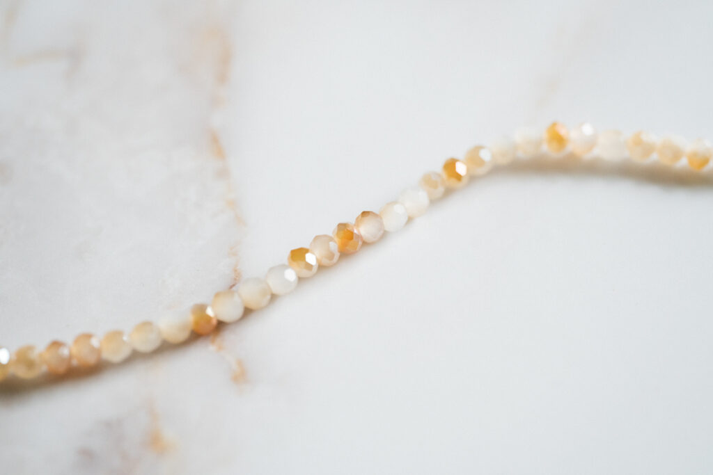 Perlenschmuck selber machen ist wieder richtig modern! Für den Frühling mache ich farbenfrohe DIY Perlenarmbänder auf geschliffenen Glasperlen und Goldperlen. Hier geht’s zur kostenlosen Anleitung! #perlenschmuck #diy #armband @melaliving
