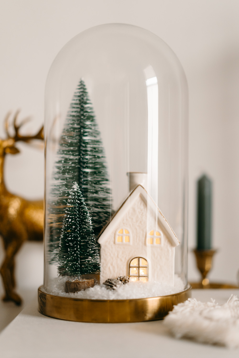 Was gibt es gemütlicheres, als zur Adventszeit Weihnachtsdeko selber zu machen? Heute bastle ich aus einer Glasglocke eine weihnachtliche DIY Schneekugel. Dazu brauchst du Kunstschnee, zwei Mini-Tannenbäume und ein kleines Kerzenhäuschen mit Lichterkette. Hier geht’s zur kostenlosen Anleitung #weihnachten #weihnachtsdeko #basteln #diy #selbermachen @melaliving