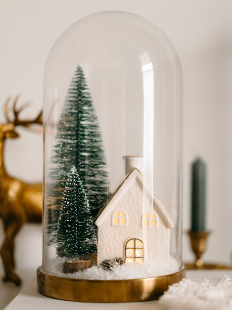 Was gibt es gemütlicheres, als zur Adventszeit Weihnachtsdeko selber zu machen? Heute bastle ich aus einer Glasglocke eine weihnachtliche DIY Schneekugel. Dazu brauchst du Kunstschnee, zwei Mini-Tannenbäume und ein kleines Kerzenhäuschen mit Lichterkette. Hier geht’s zur kostenlosen Anleitung #weihnachten #weihnachtsdeko #basteln #diy #selbermachen @melaliving