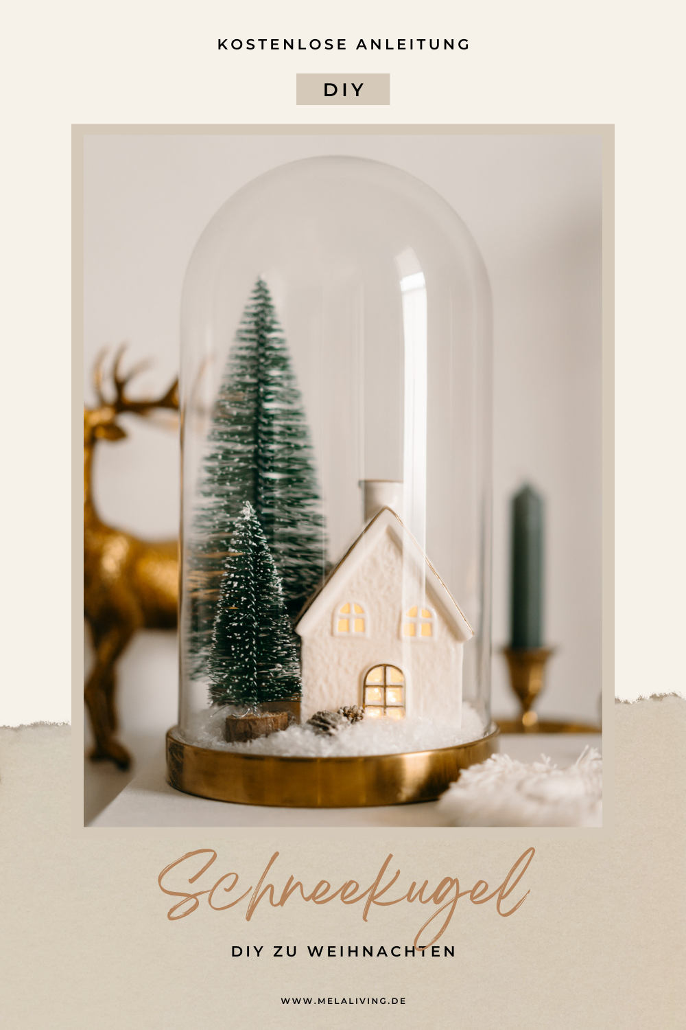 Was gibt es gemütlicheres, als zur Adventszeit Weihnachtsdeko selber zu machen? Heute bastle ich aus einer Glasglocke eine weihnachtliche DIY Schneekugel. Dazu brauchst du Kunstschnee, zwei Mini-Tannenbäume und ein kleines Kerzenhäuschen mit Lichterkette. Hier geht’s zur kostenlosen Anleitung #weihnachten #weihnachtsdeko #basteln #diy #selbermachen @melaliving 