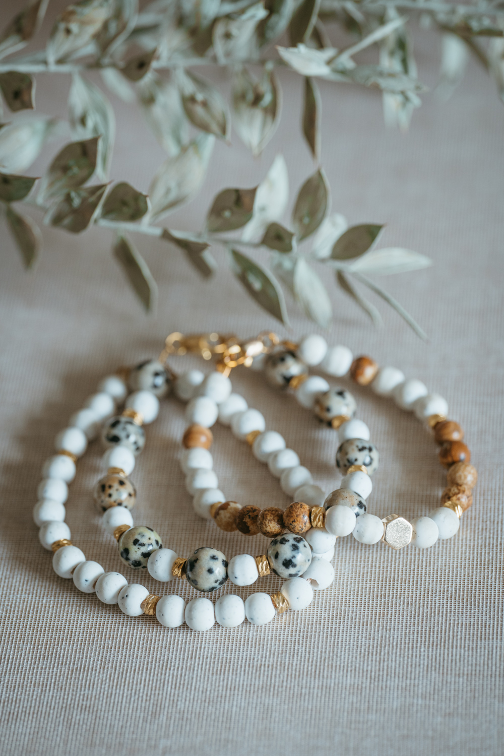 Bei diesen selbstgemachten Perlenarmbändern verwende ich weiße Perlen und goldene Zwischenperlen und bringe durch andersfarbige Perlen etwas Abwechslung rein. Hier geht’s zur kostenlosen DIY Anleitung! #perlenschmuck #diy #armband @melaliving