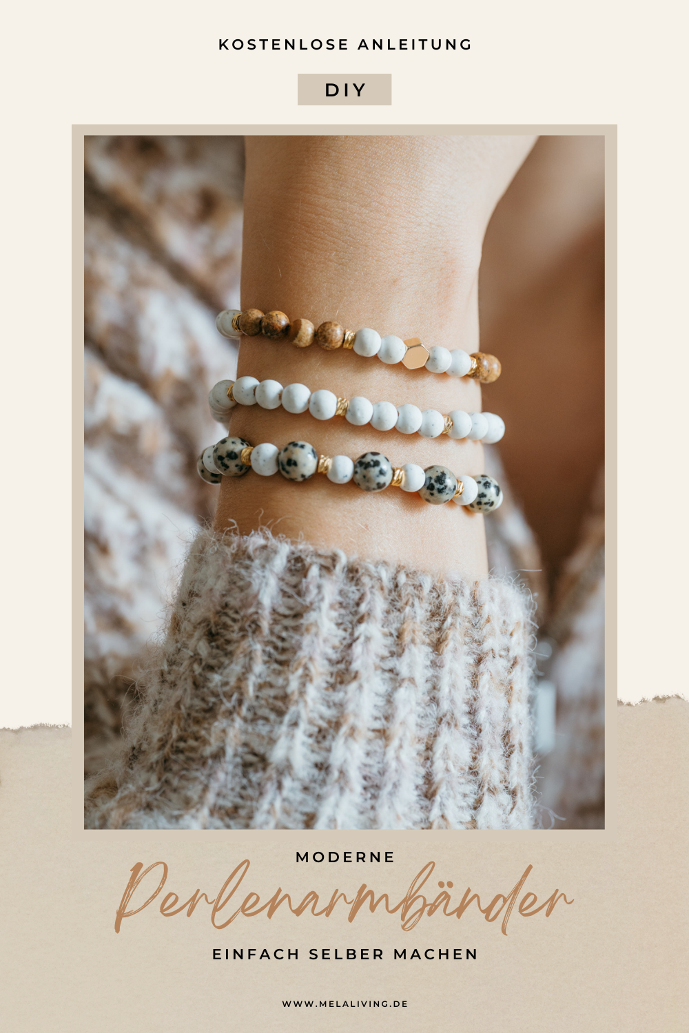Bei diesen selbstgemachten Perlenarmbändern verwende ich weiße Perlen und goldene Zwischenperlen und bringe durch andersfarbige Perlen etwas Abwechslung rein. Hier geht’s zur kostenlosen DIY Anleitung! #perlenschmuck #diy #armband @melaliving 